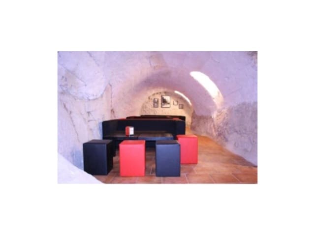 18 bedroom Hotel for sale in Chillarón de Cuenca with garage - € 1,800,000 (Ref: 9353362)