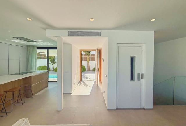 5 soverom Villa til salgs i Talamanca, Ibiza by med svømmebasseng garasje - € 2 470 000 (Ref: 9904984)