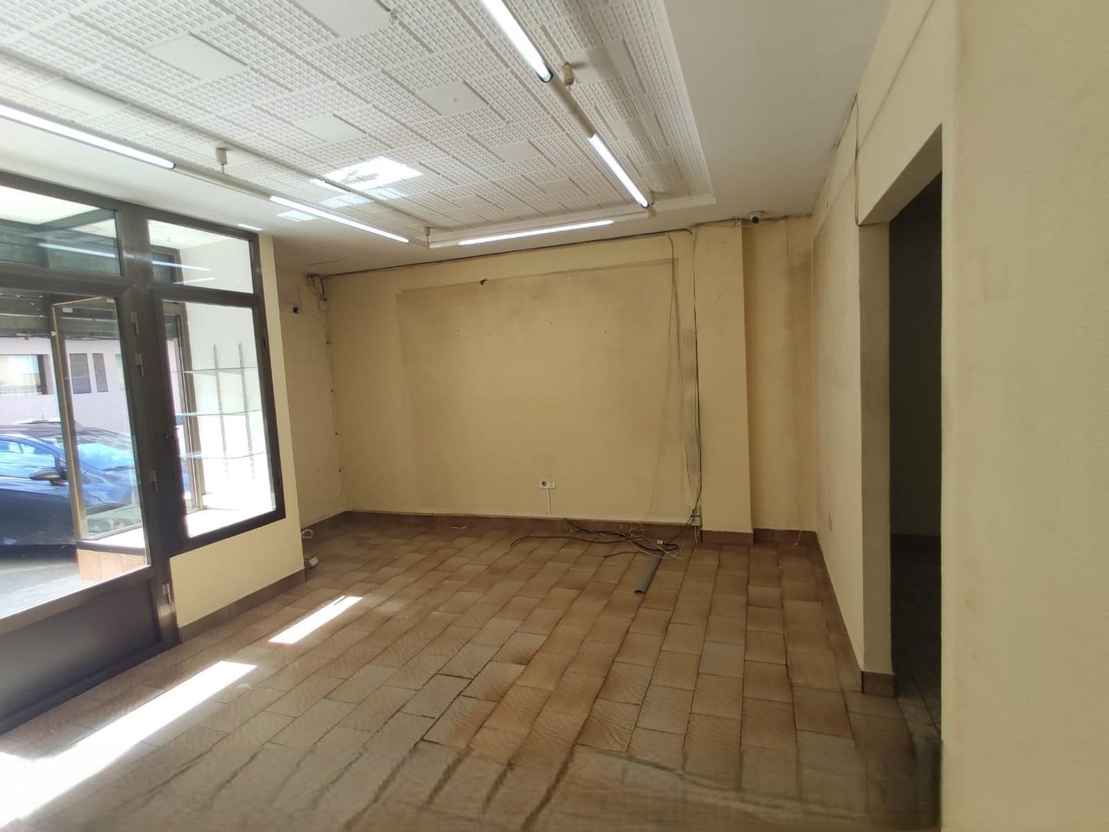 Commercial for rent in Ontinyent - € 400 (Ref: 9533125)