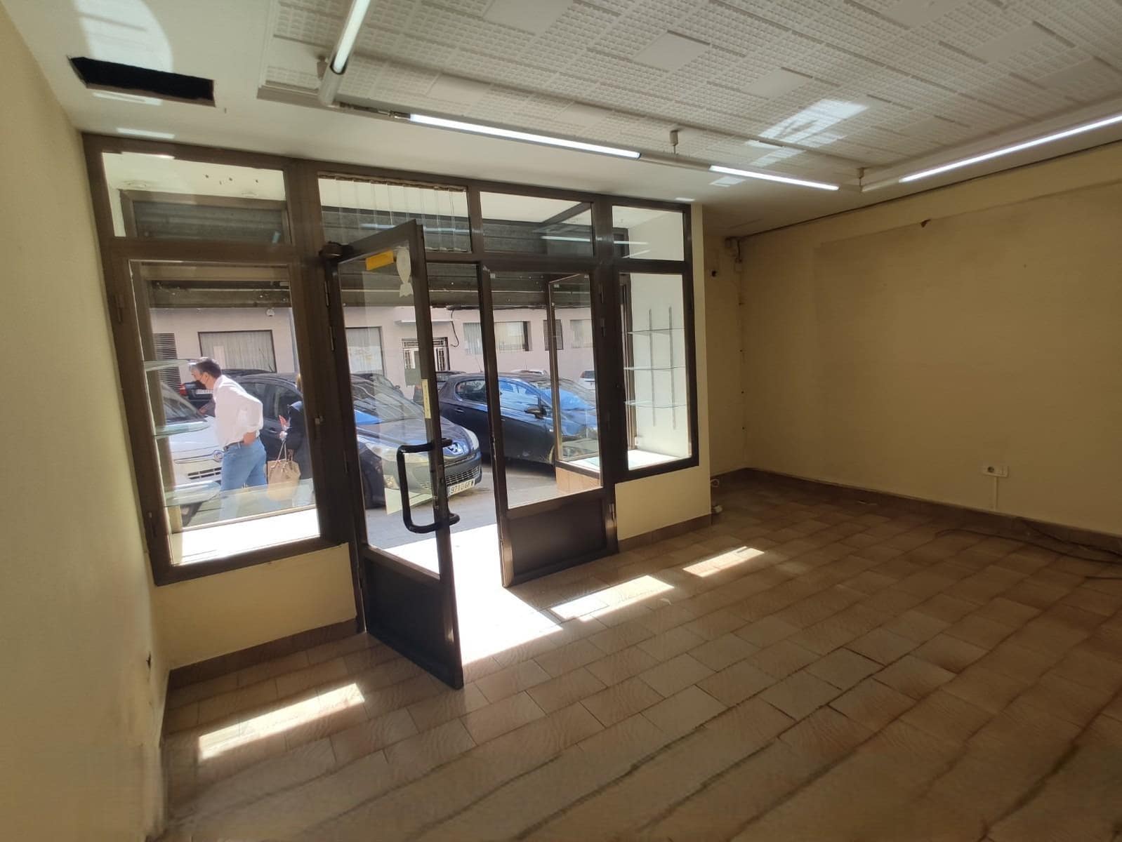 Commercial for rent in Ontinyent - € 400 (Ref: 9533125)
