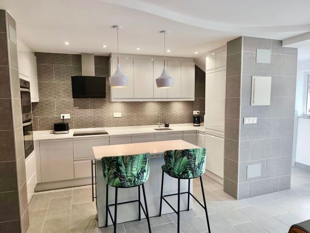 3 slaapkamer Villa te koop in Villamartin, Orihuela met zwembad - € 275.000 (Ref: 10043579)