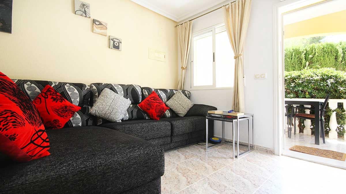 2 bedroom Semi-detached Villa for sale in Orihuela Costa with pool - € 165,000 (Ref: 9447001)
