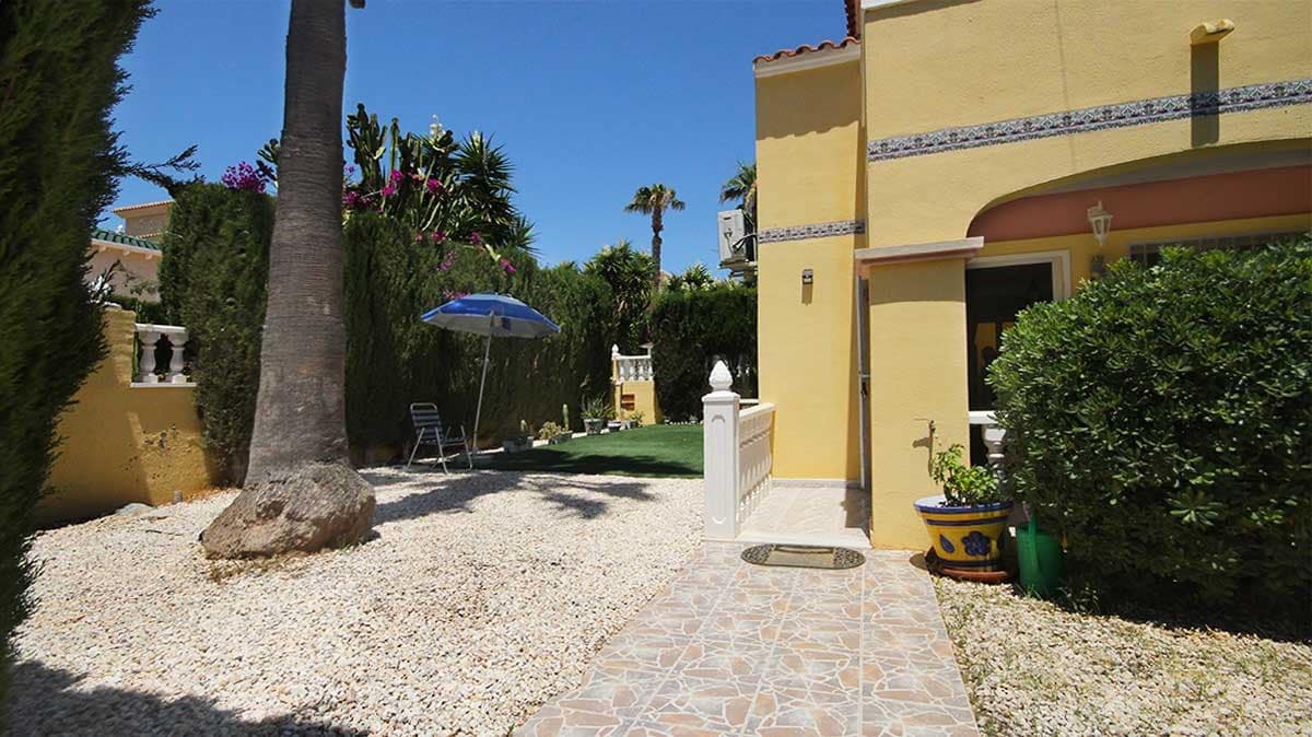 2 bedroom Semi-detached Villa for sale in Orihuela Costa with pool - € 165,000 (Ref: 9447001)