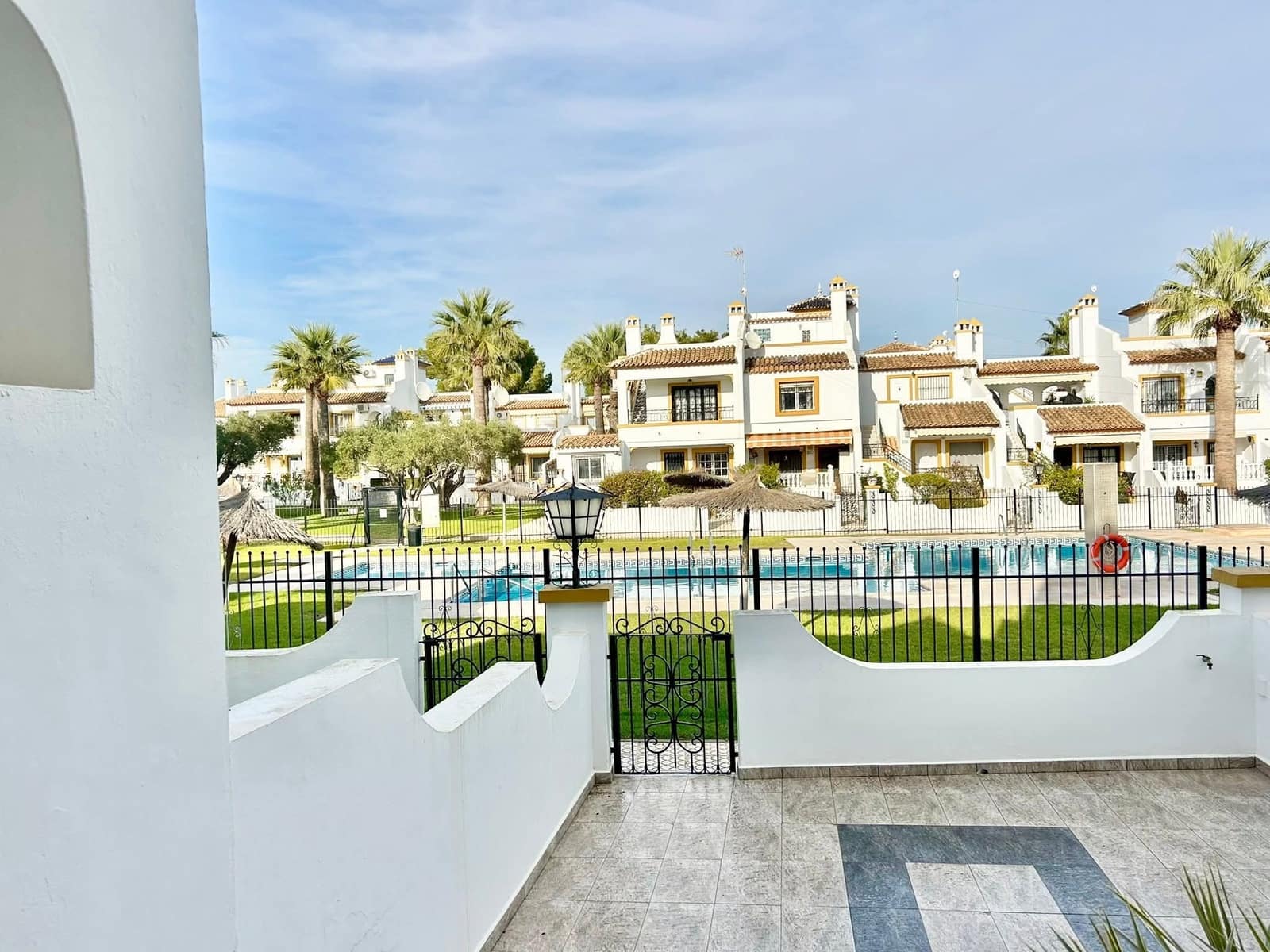 3 makuuhuone Omakotitalo myytävänä paikassa Villamartin mukana uima-altaan - 278 000 € (Ref: 9599877)