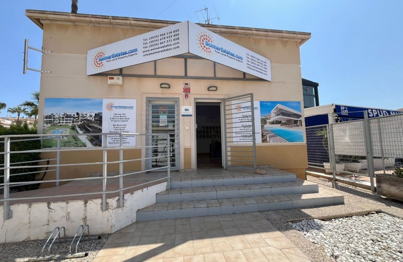 Kaupallinen myytävänä paikassa Playa Flamenca - 125 000 € (Ref: 9814658)