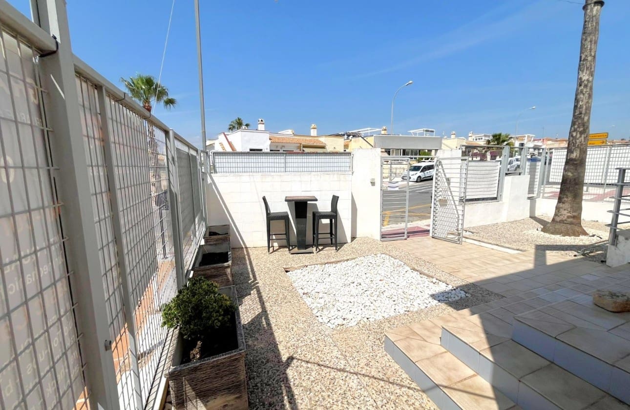 Kaupallinen myytävänä paikassa Playa Flamenca - 125 000 € (Ref: 9814658)