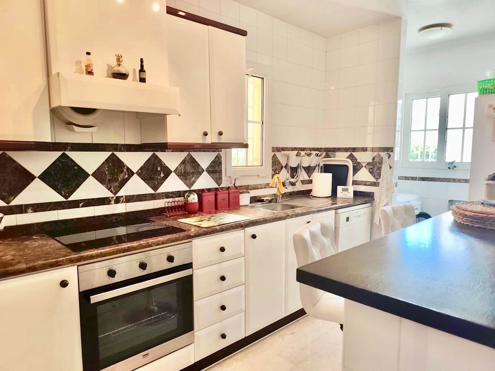 3 makuuhuone Rivitalo myytävänä paikassa Villamartin mukana uima-altaan 
autotalli - 279 000 € (Ref: 9850787)