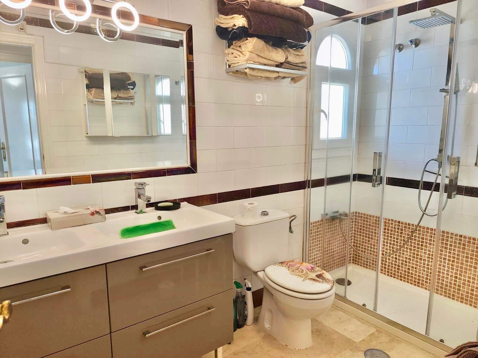 3 makuuhuone Rivitalo myytävänä paikassa Villamartin mukana uima-altaan 
autotalli - 279 000 € (Ref: 9850787)