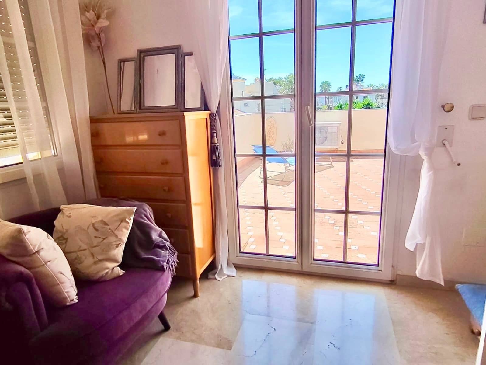 3 makuuhuone Rivitalo myytävänä paikassa Villamartin mukana uima-altaan 
autotalli - 279 000 € (Ref: 9850787)