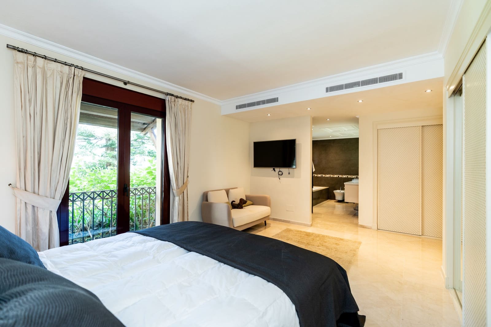 3 sypialnia Apartament na sprzedaż w Estepona z basenem - 3 500 000 € (Ref: 10003779)