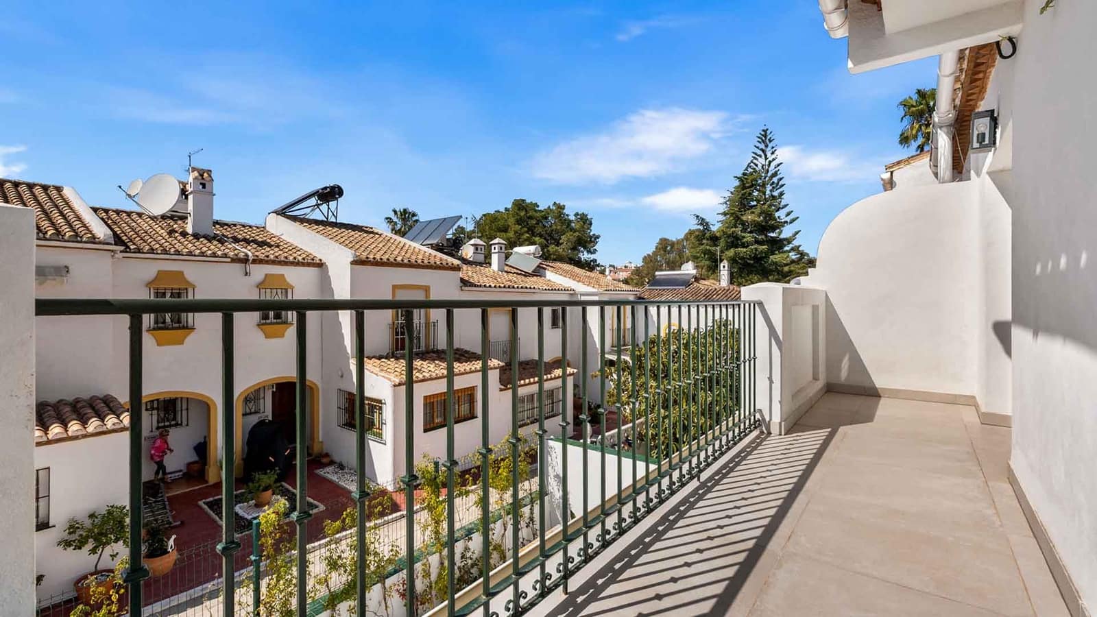 4 bedroom Townhouse for sale in Estepona with pool - € 695,000 (Ref: 10011202)