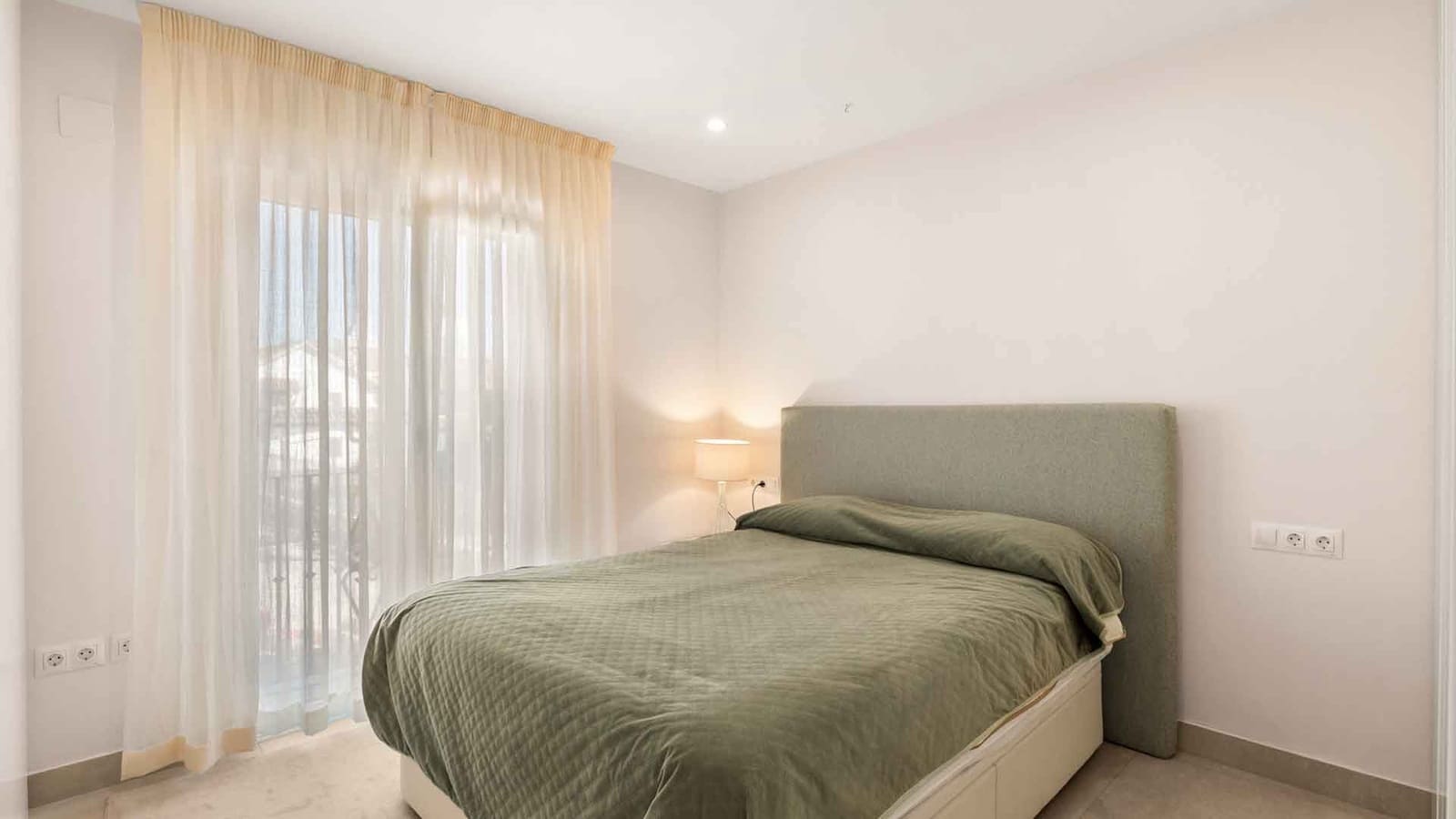 4 bedroom Townhouse for sale in Estepona with pool - € 695,000 (Ref: 10011202)