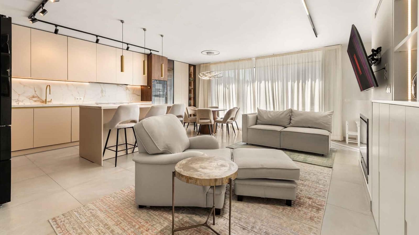 4 bedroom Townhouse for sale in Estepona with pool - € 695,000 (Ref: 10011202)