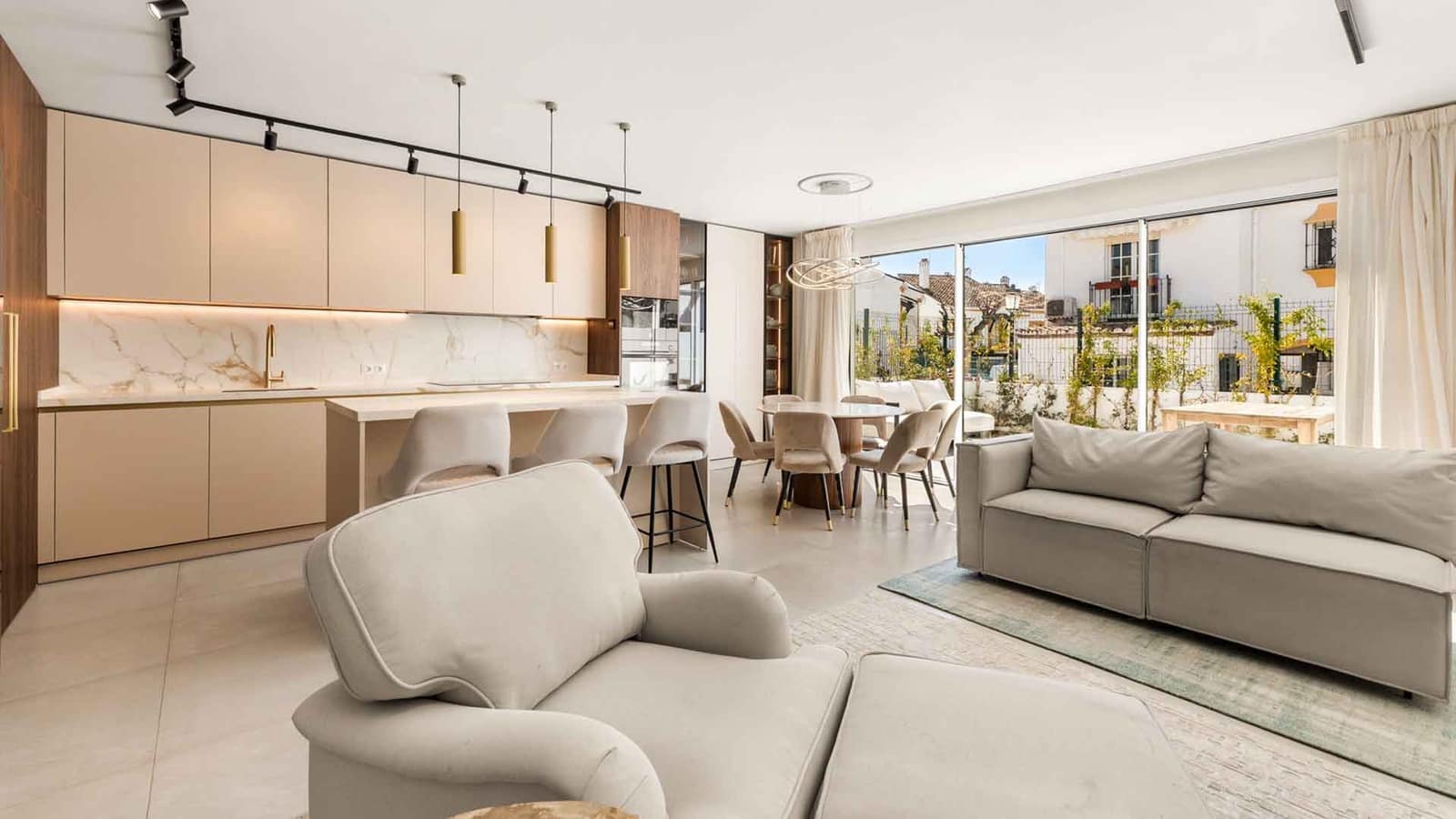 4 bedroom Townhouse for sale in Estepona with pool - € 695,000 (Ref: 10011202)