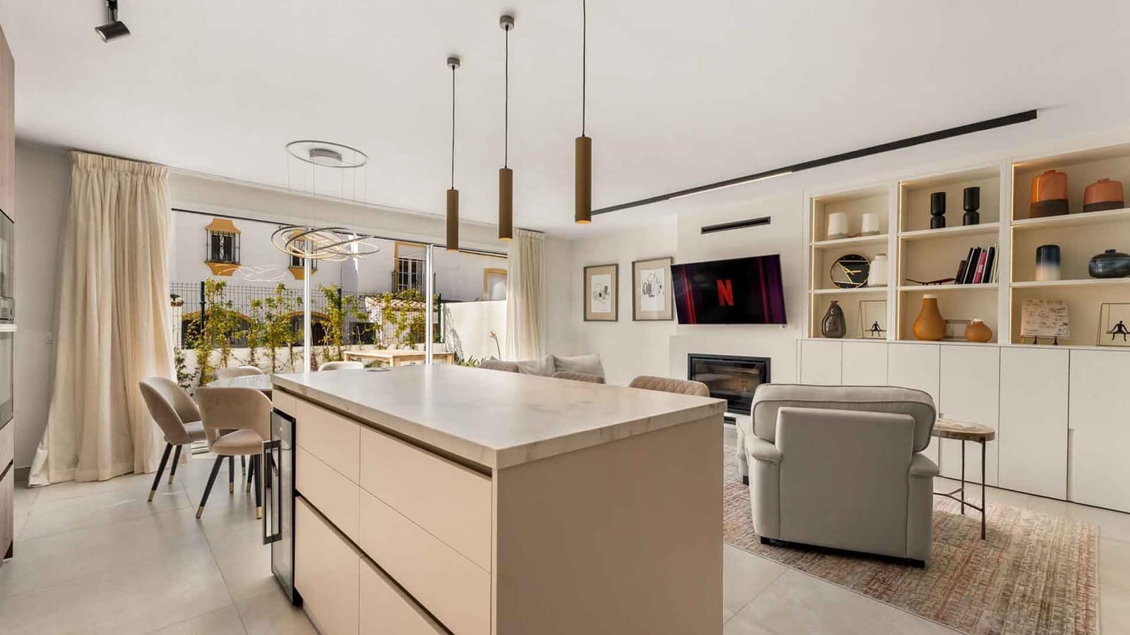 4 bedroom Townhouse for sale in Estepona with pool - € 695,000 (Ref: 10011202)