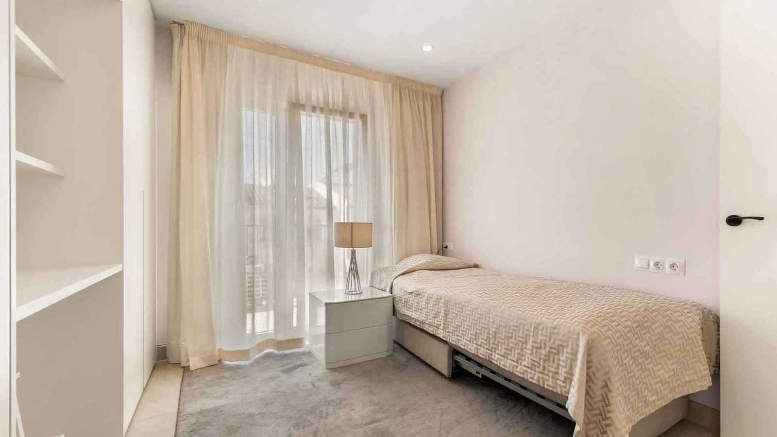 4 bedroom Townhouse for sale in Estepona with pool - € 695,000 (Ref: 10011202)