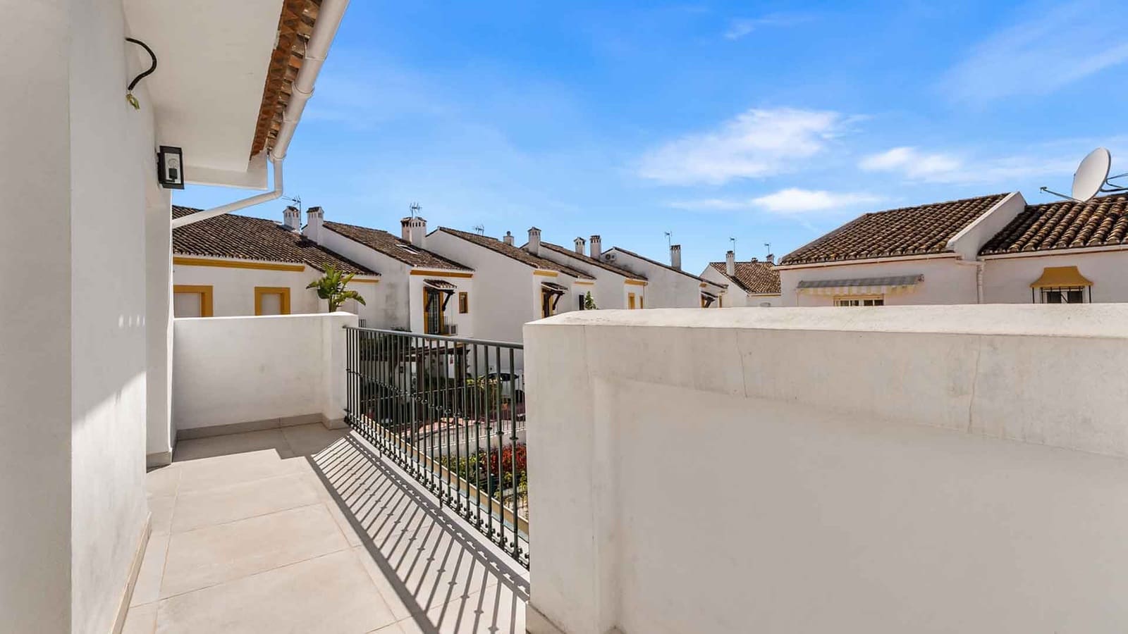 4 bedroom Townhouse for sale in Estepona with pool - € 695,000 (Ref: 10011202)