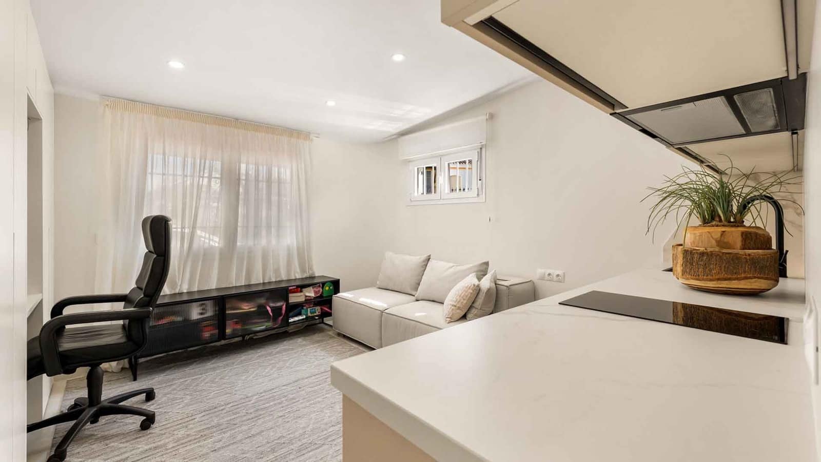 4 bedroom Townhouse for sale in Estepona with pool - € 695,000 (Ref: 10011202)