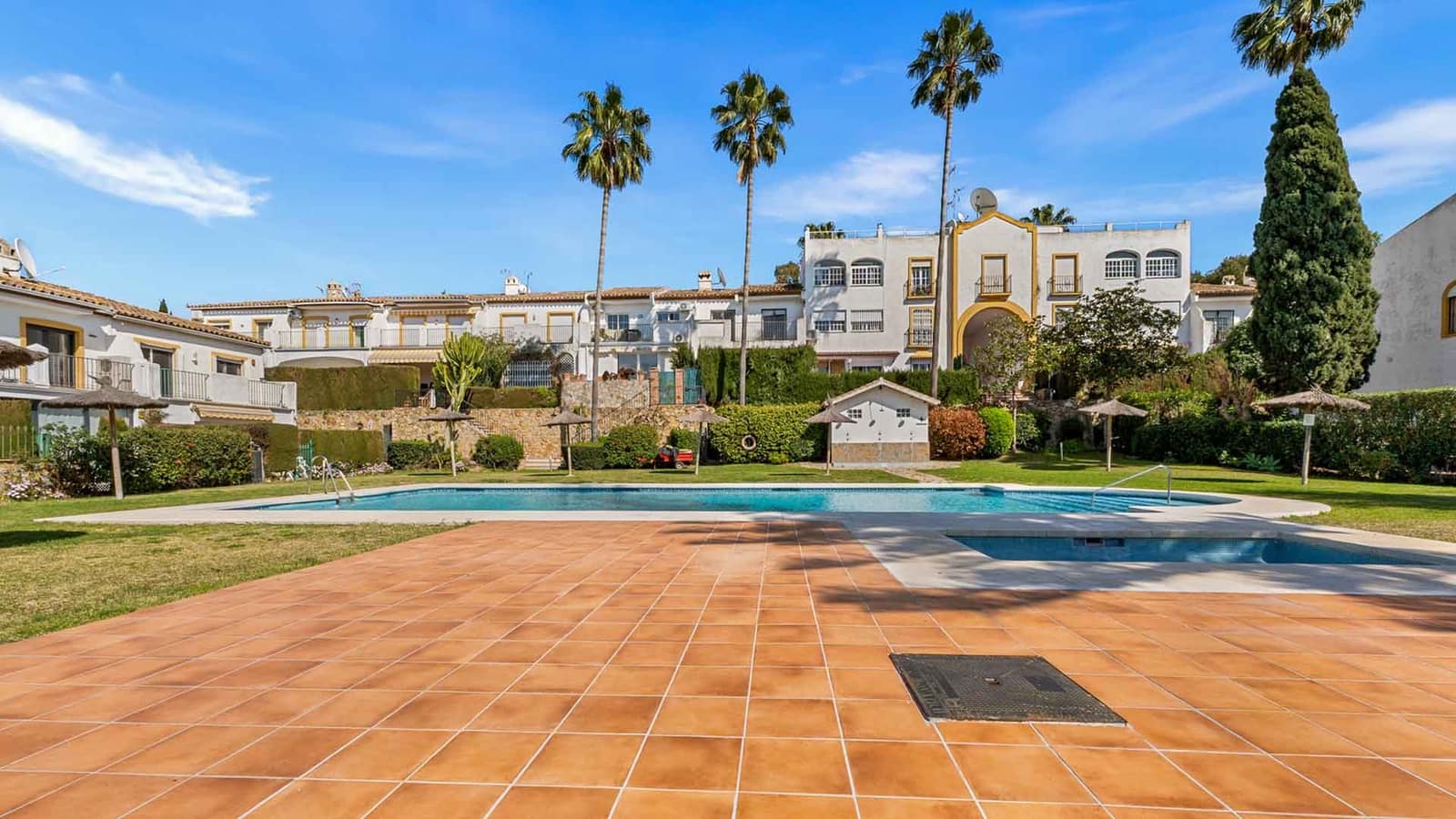 4 bedroom Townhouse for sale in Estepona with pool - € 695,000 (Ref: 10011202)
