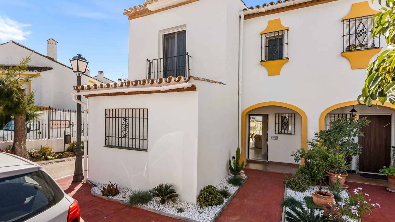 4 bedroom Townhouse for sale in Estepona with pool - € 695,000 (Ref: 10011202)
