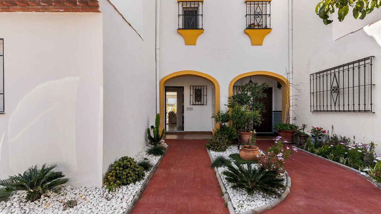 4 bedroom Townhouse for sale in Estepona with pool - € 695,000 (Ref: 10011202)