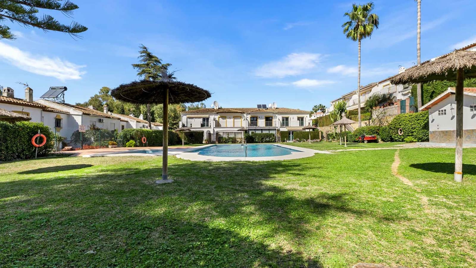 4 bedroom Townhouse for sale in Estepona with pool - € 695,000 (Ref: 10011202)