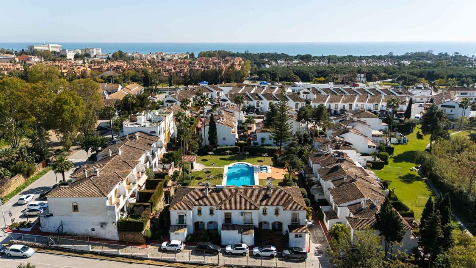 4 bedroom Townhouse for sale in Estepona with pool - € 695,000 (Ref: 10011202)