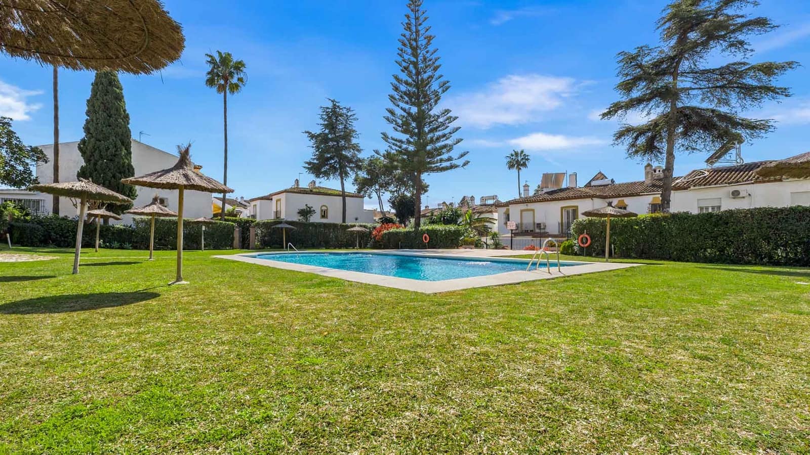 4 bedroom Townhouse for sale in Estepona with pool - € 695,000 (Ref: 10011202)