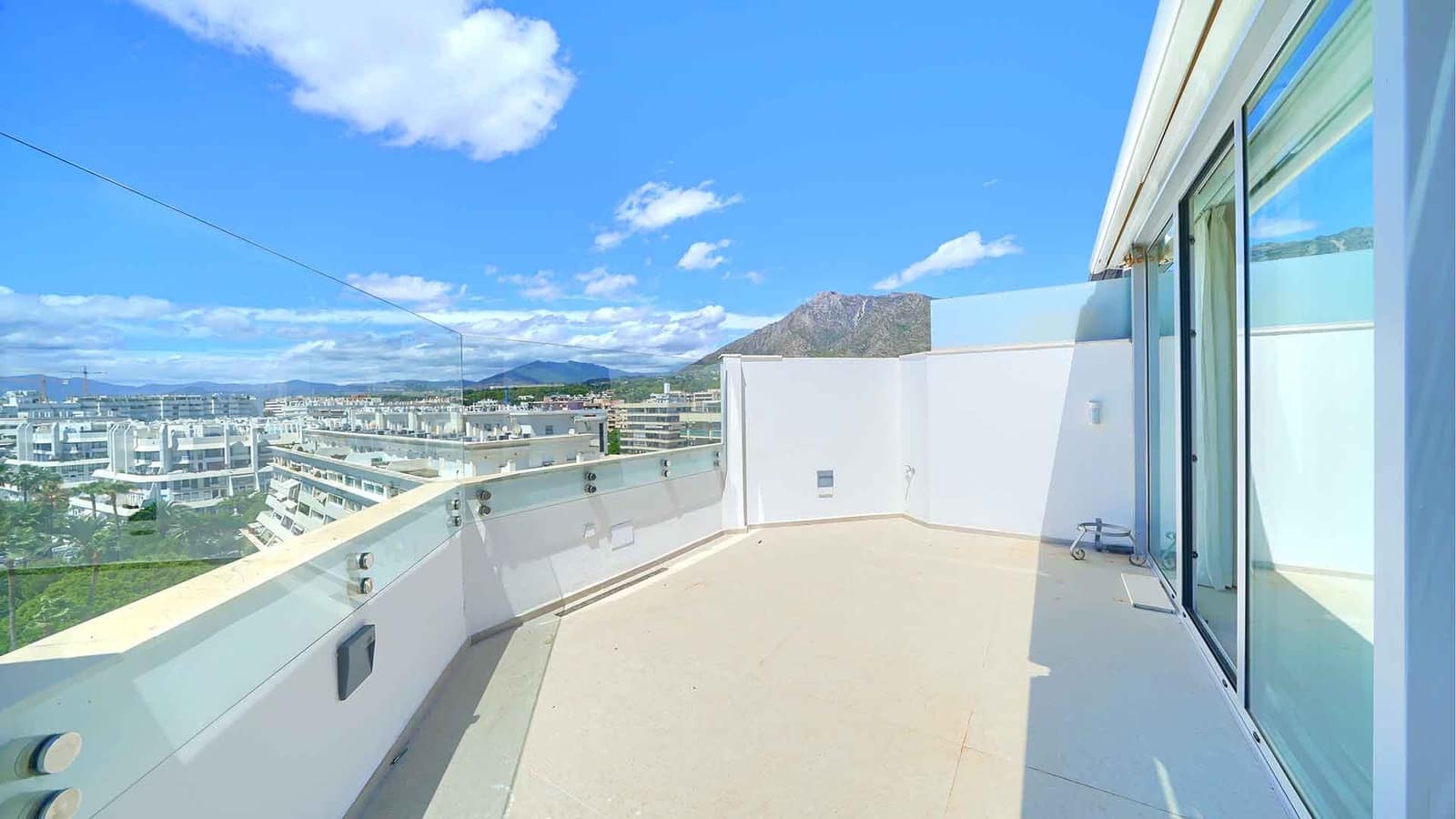 Ático de 3 habitaciones en Marbella en venta con piscina - 2.200.000 € (Ref: 10048961)