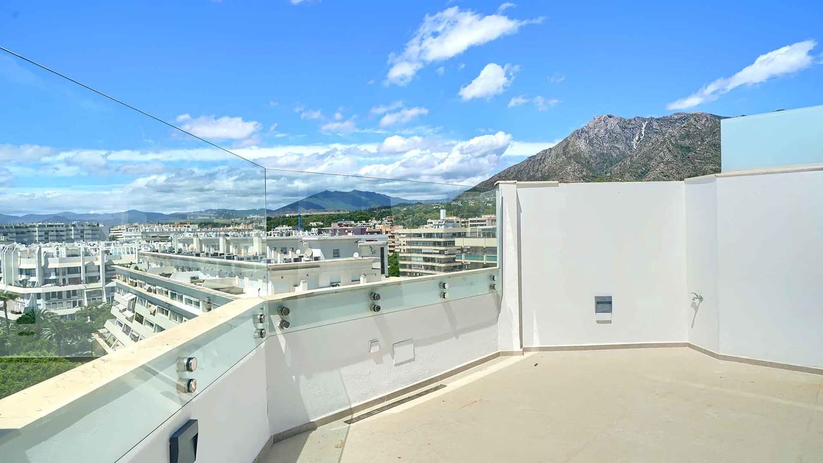 Ático de 3 habitaciones en Marbella en venta con piscina - 2.200.000 € (Ref: 10048961)