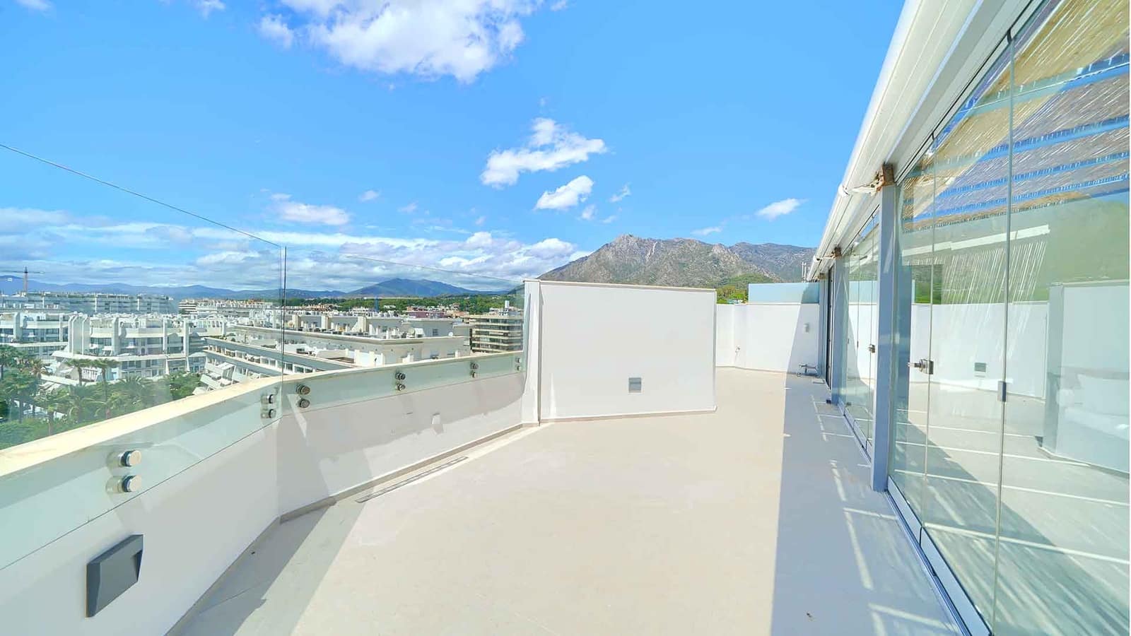Ático de 3 habitaciones en Marbella en venta con piscina - 2.200.000 € (Ref: 10048961)