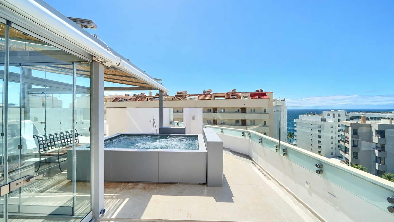 Ático de 3 habitaciones en Marbella en venta con piscina - 2.200.000 € (Ref: 10048961)