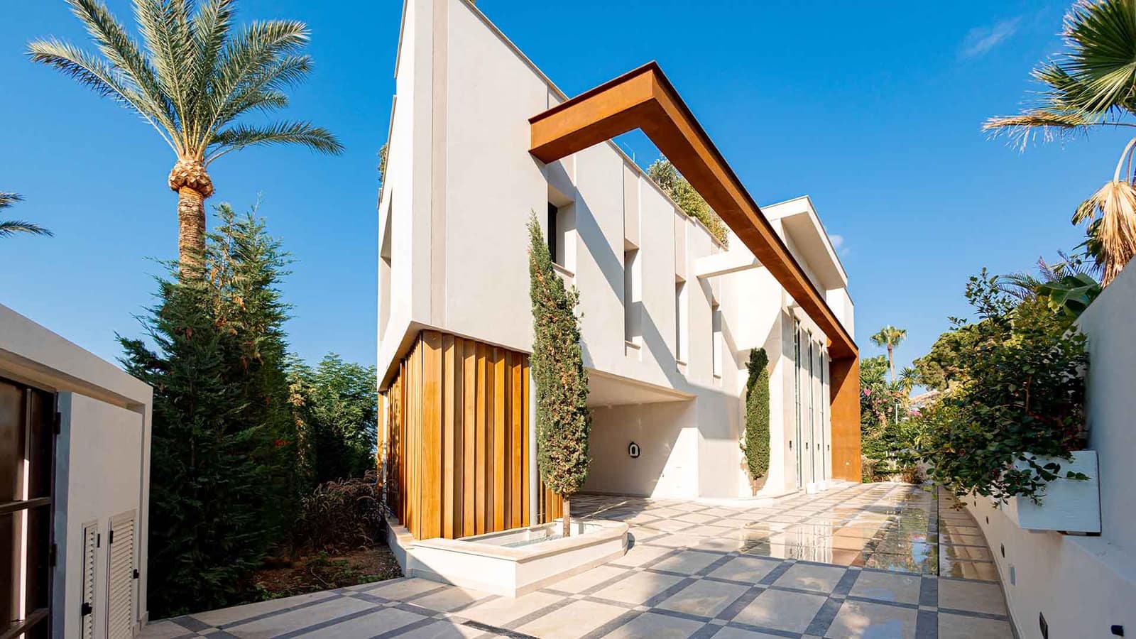 5 bedroom Villa for sale in Los Monteros with pool garage - € 7,600,000 (Ref: 10064069)