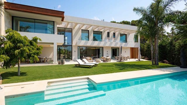 5 bedroom Villa for sale in Los Monteros, Marbella with pool - € 7,600,000 (Ref: 10064069)