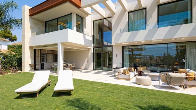 5 bedroom Villa for sale in Los Monteros, Marbella with pool - € 7,600,000 (Ref: 10064069)