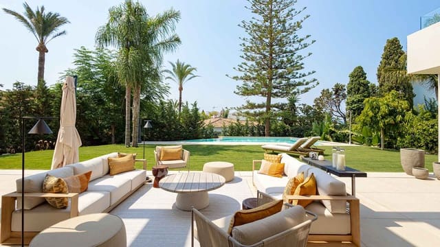 5 bedroom Villa for sale in Los Monteros, Marbella with pool - € 7,600,000 (Ref: 10064069)