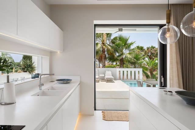 Chalet de 5 habitaciones en Lomas De Marbella, Marbella en venta con piscina - 5.650.000 € (Ref: 10098205)