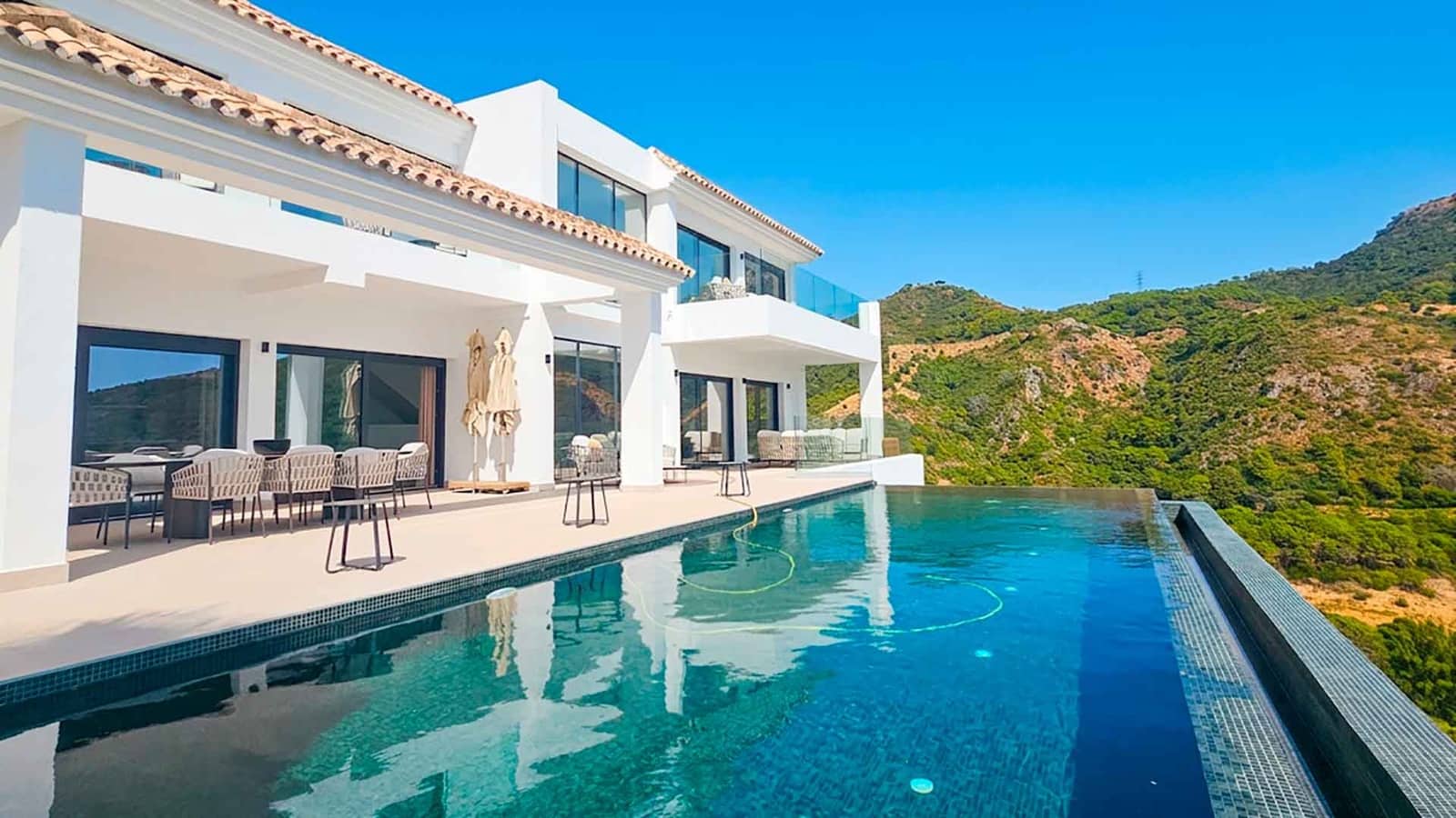 5 bedroom Villa for sale in Benahavis with pool garage - € 3,875,000 (Ref: 10129078)