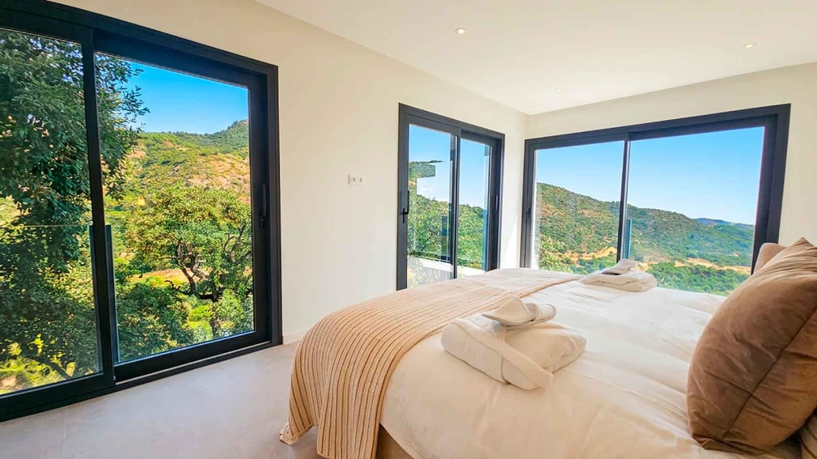 5 bedroom Villa for sale in Benahavis with pool garage - € 3,875,000 (Ref: 10129078)