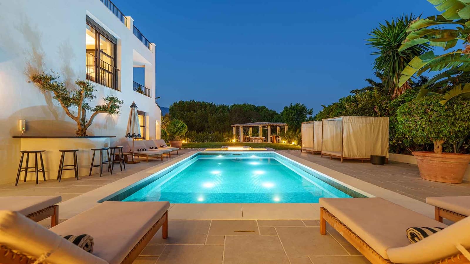 6 sypialnia Willa na sprzedaż w Nueva Andalucia z basenem garażem - 9 980 000 € (Ref: 10135954)
