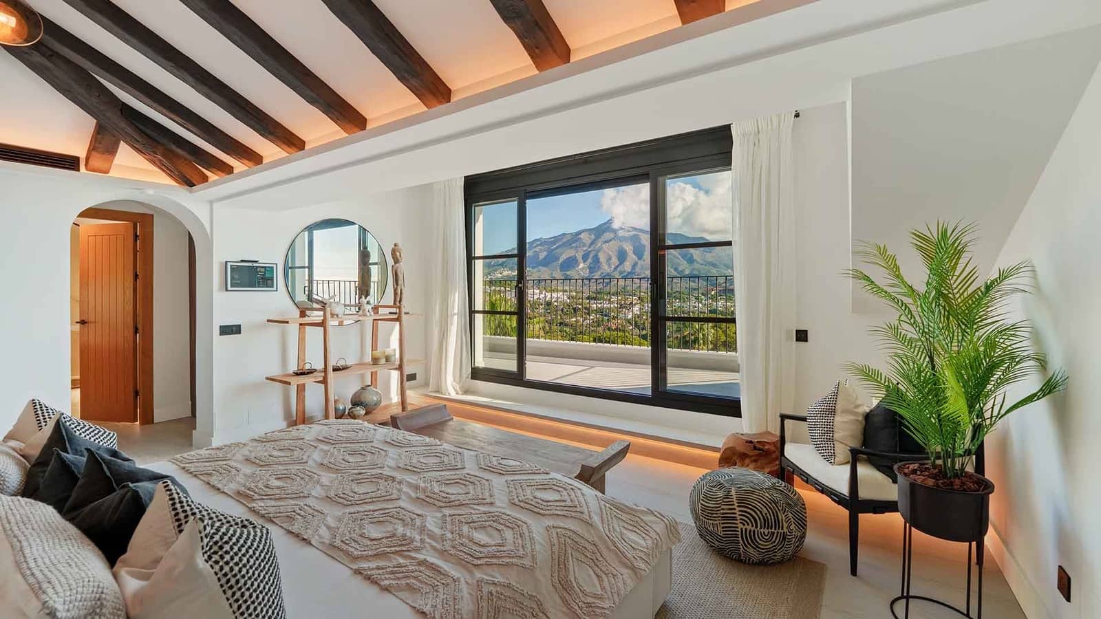 6 sypialnia Willa na sprzedaż w Nueva Andalucia z basenem garażem - 9 980 000 € (Ref: 10135954)