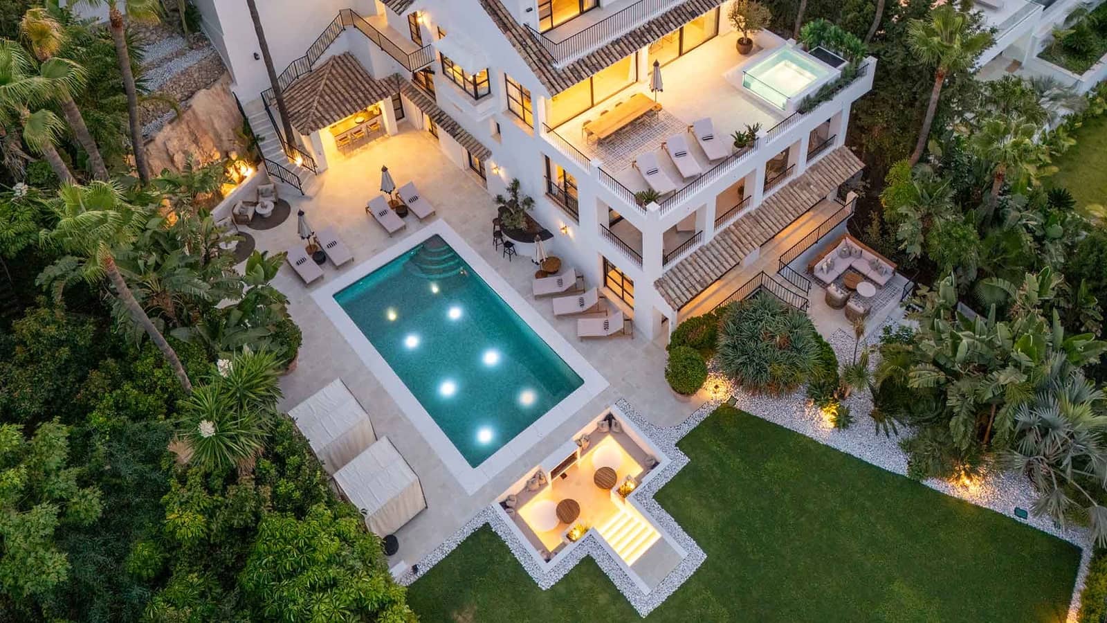 6 sypialnia Willa na sprzedaż w Nueva Andalucia z basenem garażem - 9 980 000 € (Ref: 10135954)