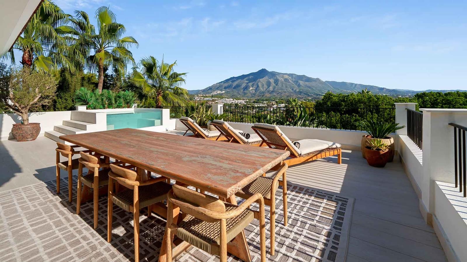 6 sypialnia Willa na sprzedaż w Nueva Andalucia z basenem garażem - 9 980 000 € (Ref: 10135954)