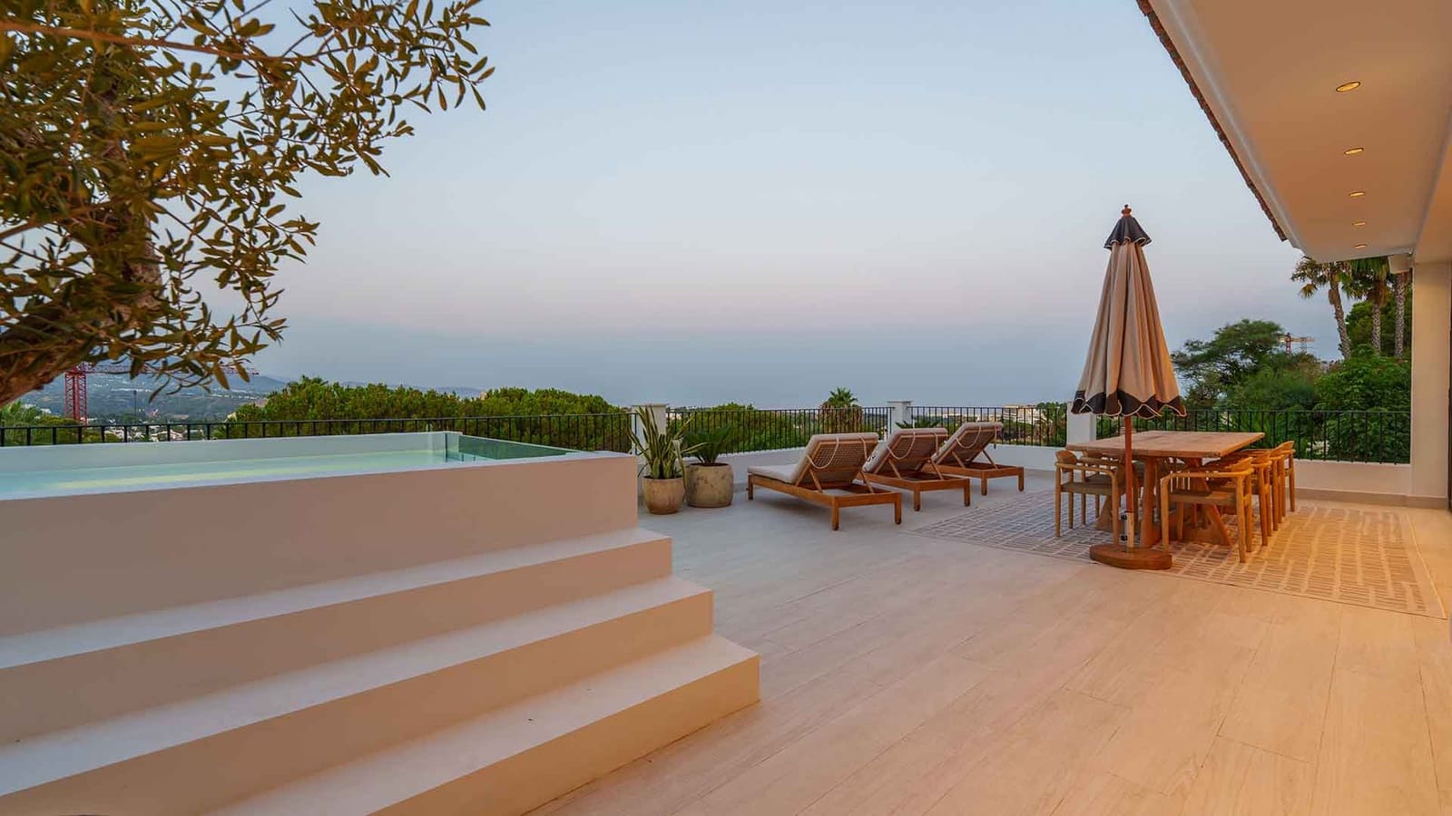 6 sypialnia Willa na sprzedaż w Nueva Andalucia z basenem garażem - 9 980 000 € (Ref: 10135954)