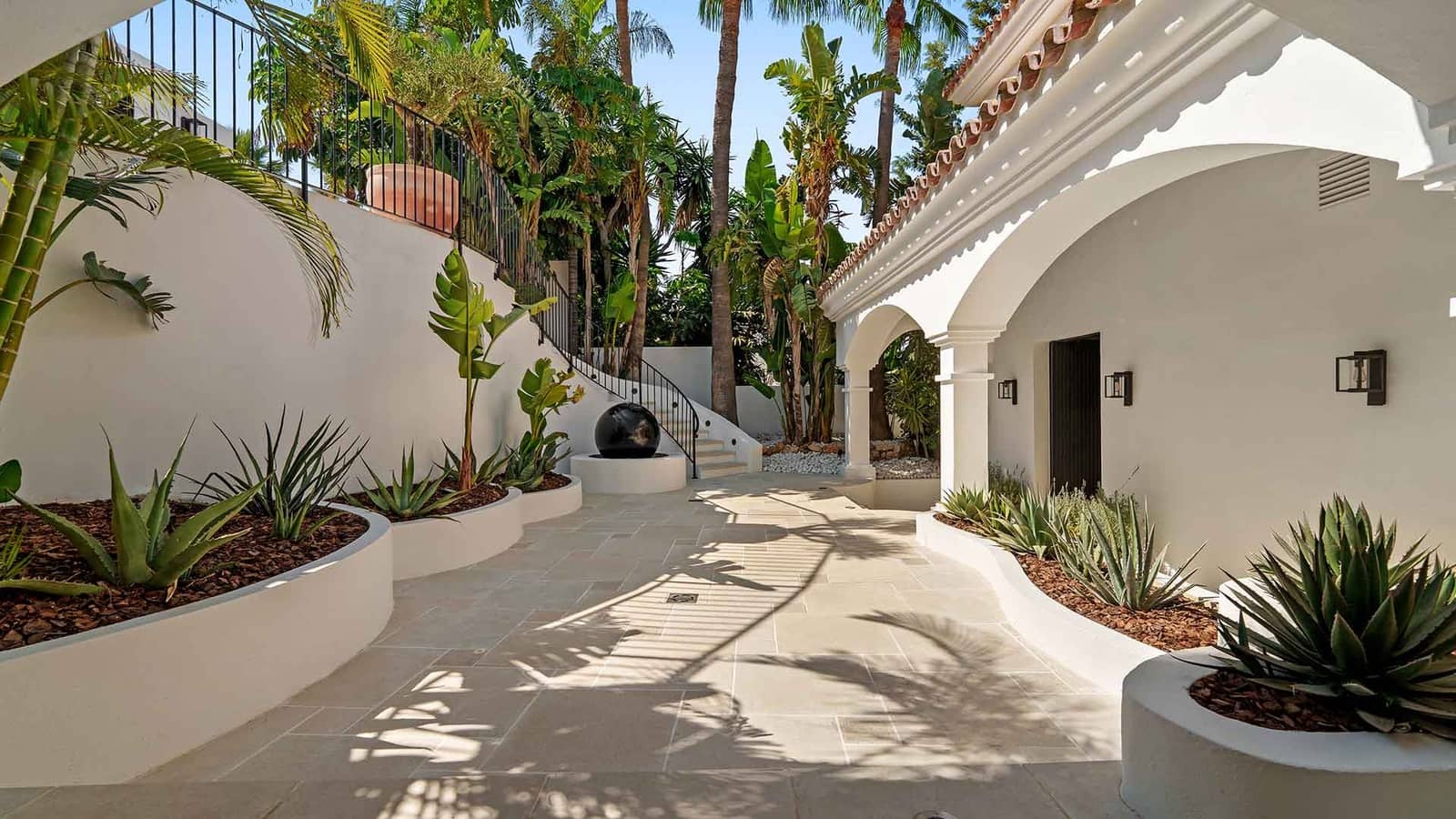 6 sypialnia Willa na sprzedaż w Nueva Andalucia z basenem garażem - 9 980 000 € (Ref: 10135954)