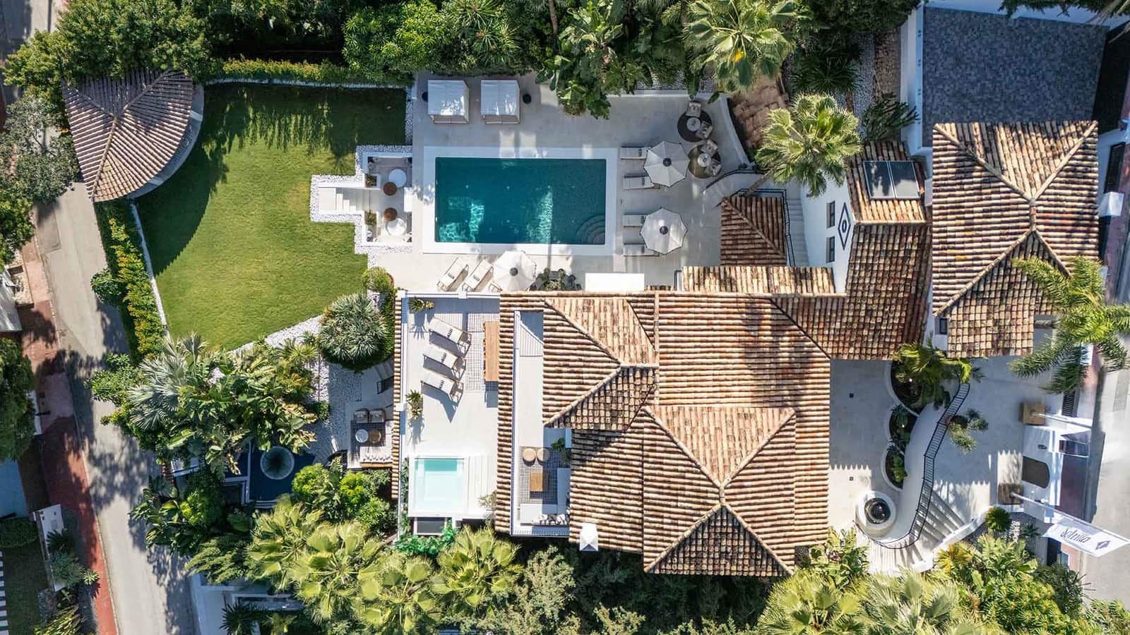 6 sypialnia Willa na sprzedaż w Nueva Andalucia z basenem garażem - 9 980 000 € (Ref: 10135954)