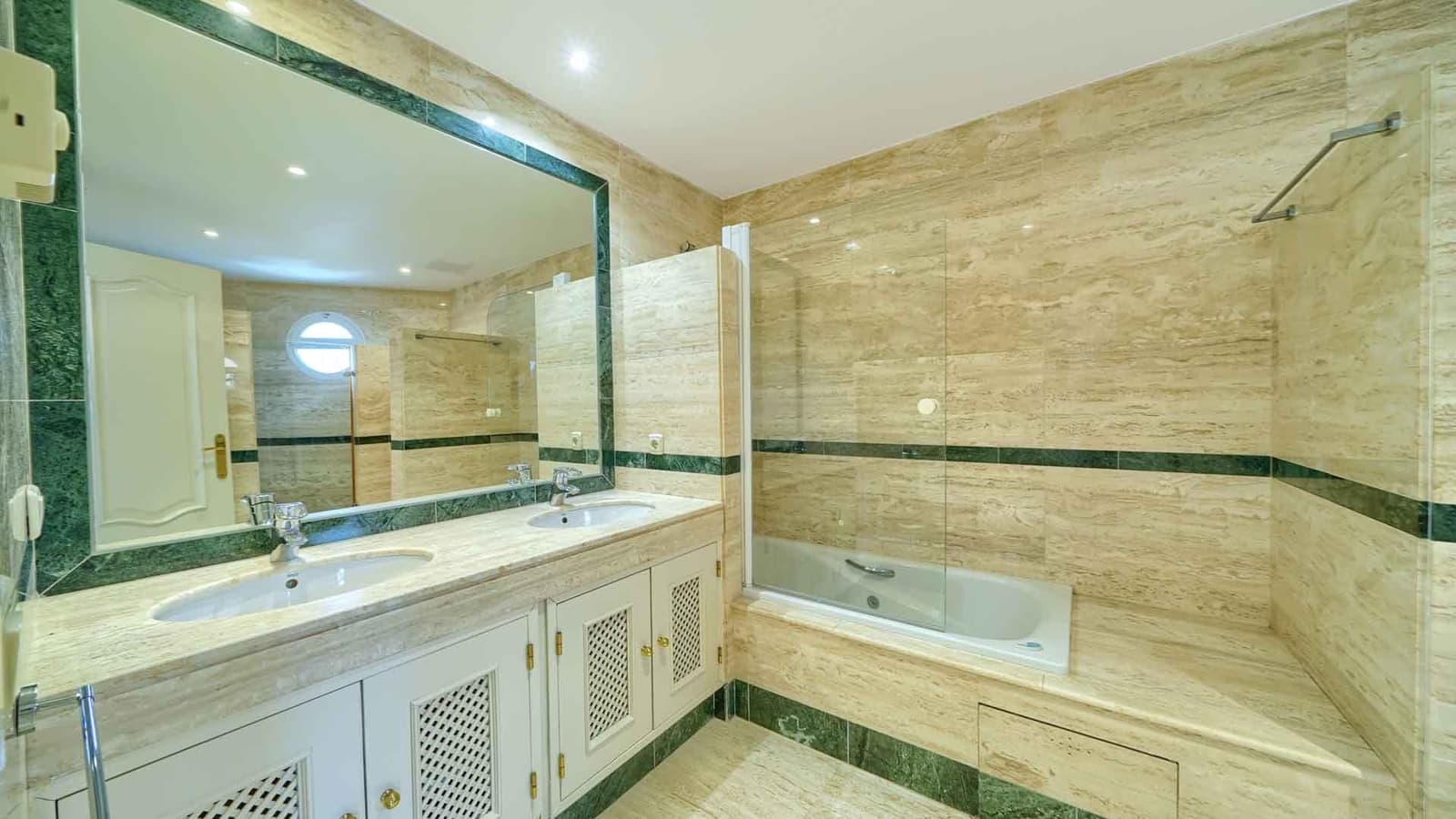 2 sypialnia Apartament na sprzedaż w Golden Mile z basenem garażem - 990 000 € (Ref: 10154941)