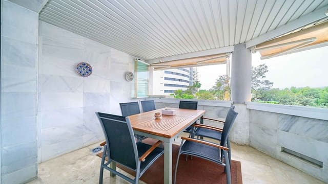 2 sypialnia Apartament na sprzedaż w Lomas De Marbella, Marbella z basenem garażem - 990 000 € (Ref: 10154941)