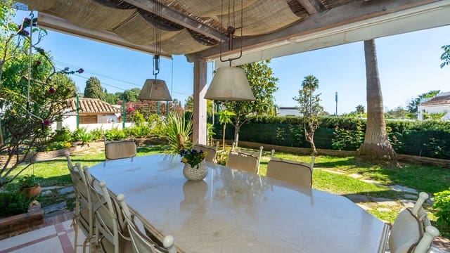 3 soveværelse Villa til salg i Lomas De Marbella, Marbella med swimmingpool - € 2.195.000 (Ref: 2010147)