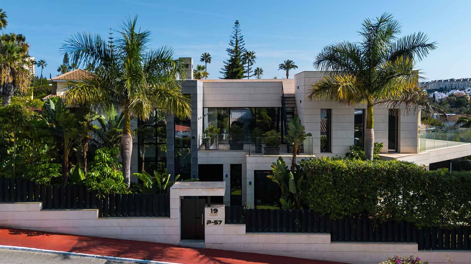 6 Zimmer Villa zu verkaufen in Nueva Andalucia mit Pool Garage - 7.200.000 € (Ref: 7463902)